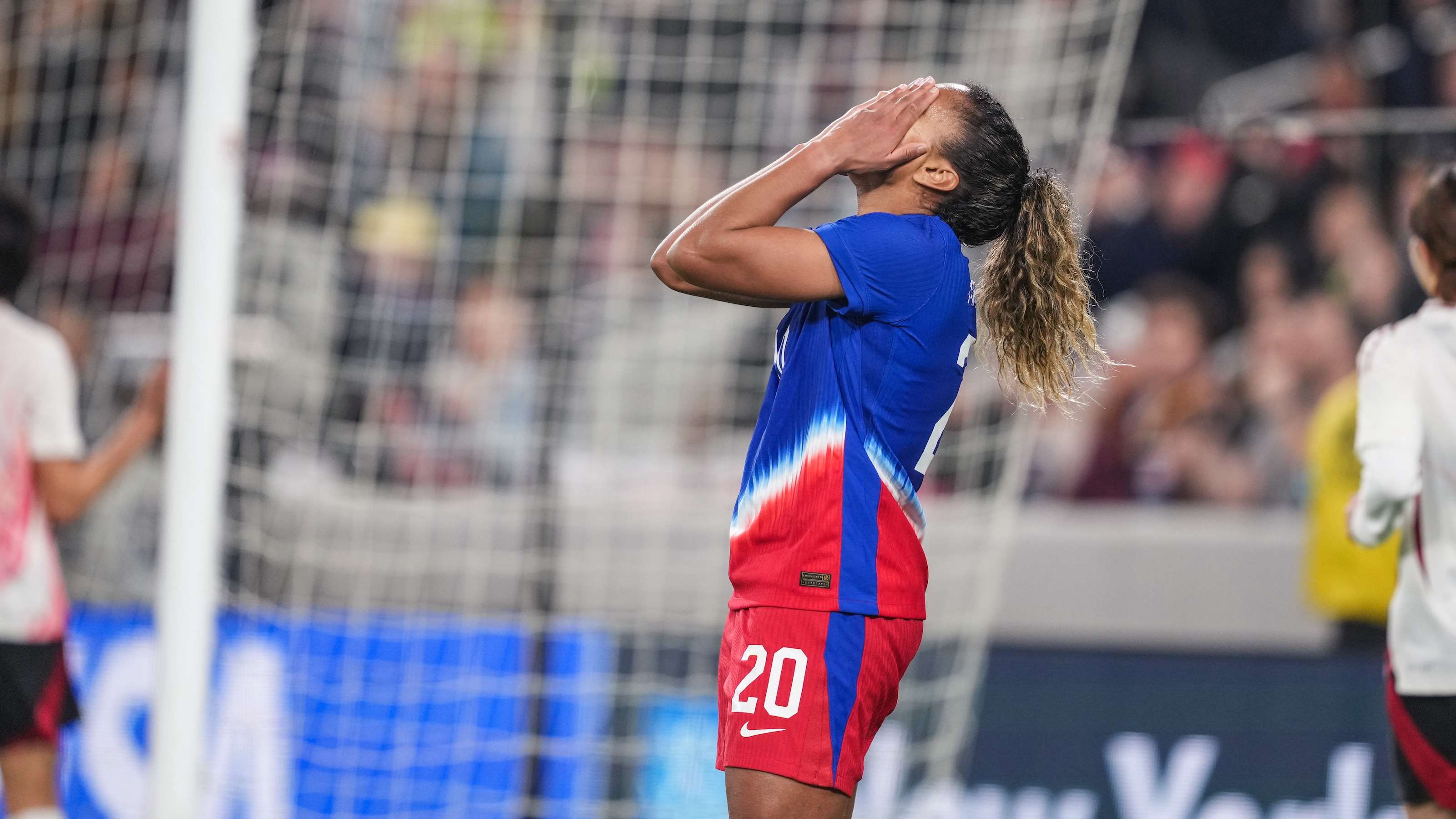 向好友梅西學習？蘇亞雷斯巴甲首秀射飛點球！.